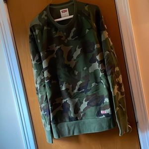 L Levi’s crewneck sweatshirt